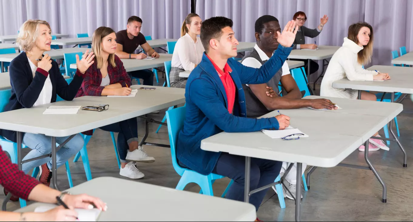 Des élèves dans une salle de classe