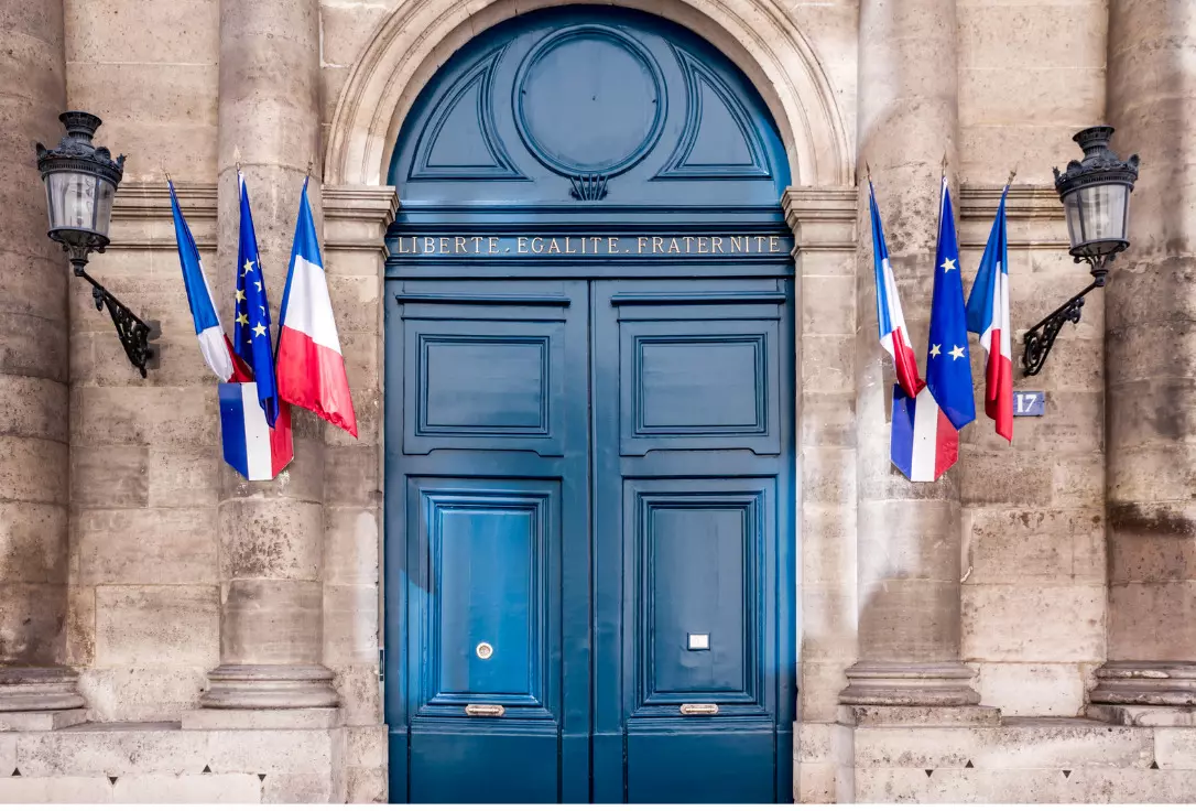 Porte avec drapeau français