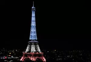 La Tour Eiffel illuminé avec couleurs du drapeau français