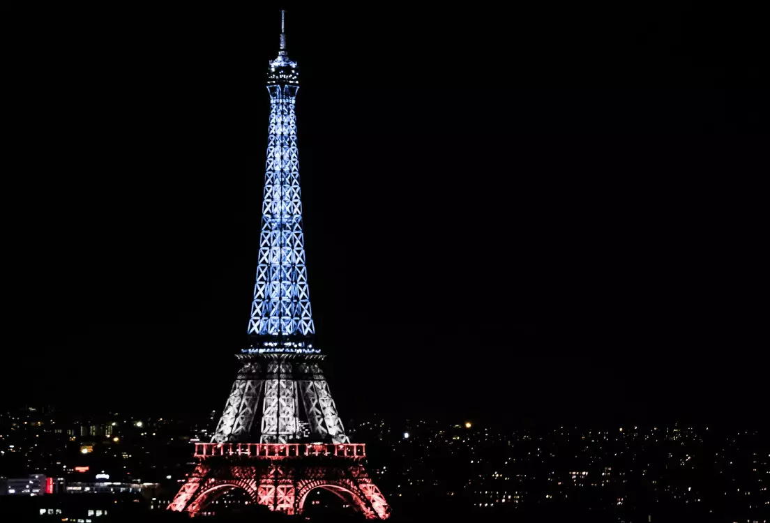 La Tour Eiffel illuminé avec couleurs du drapeau français