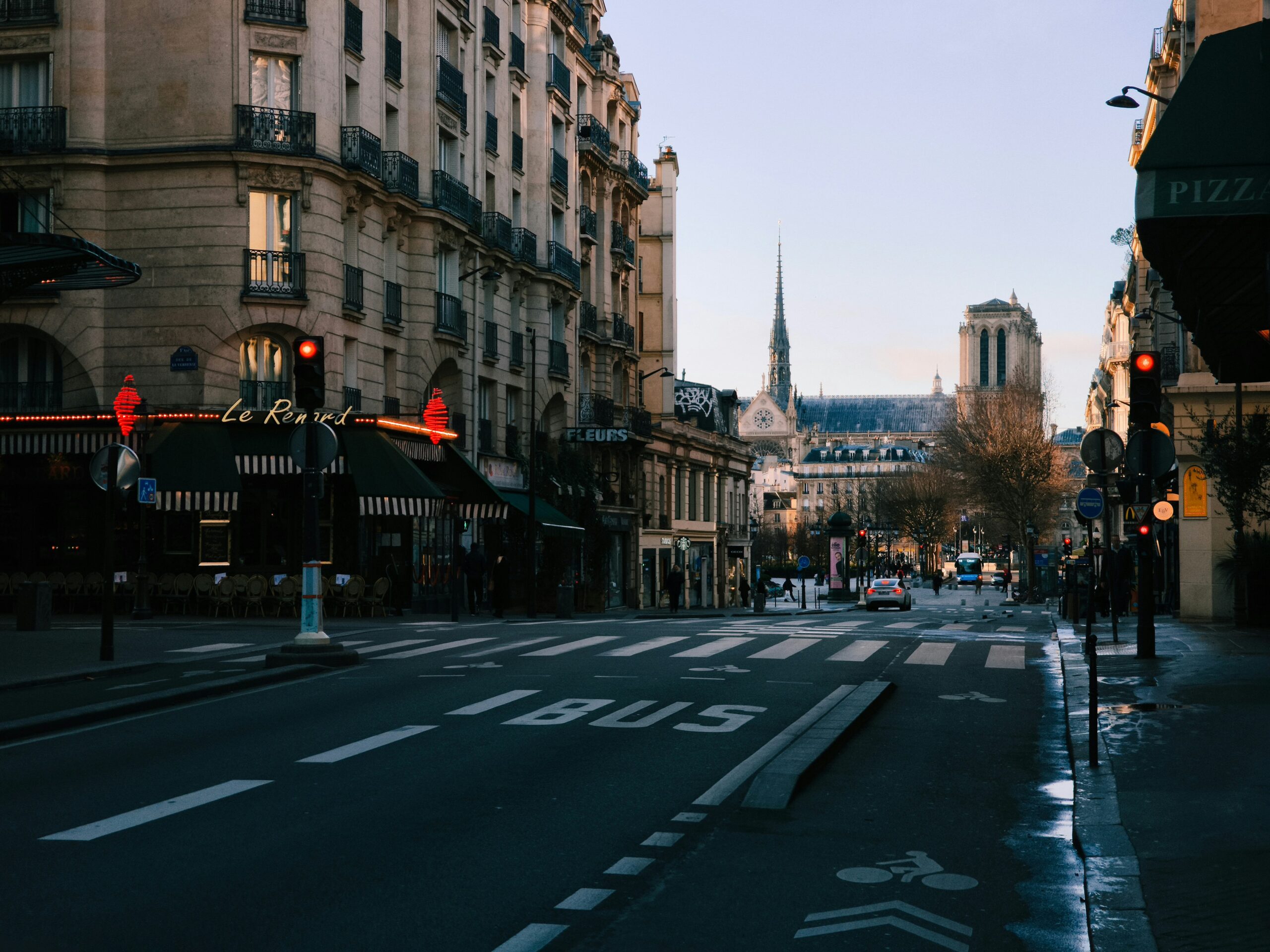 Etudiants internationaux dans le Quartier Latin a Paris