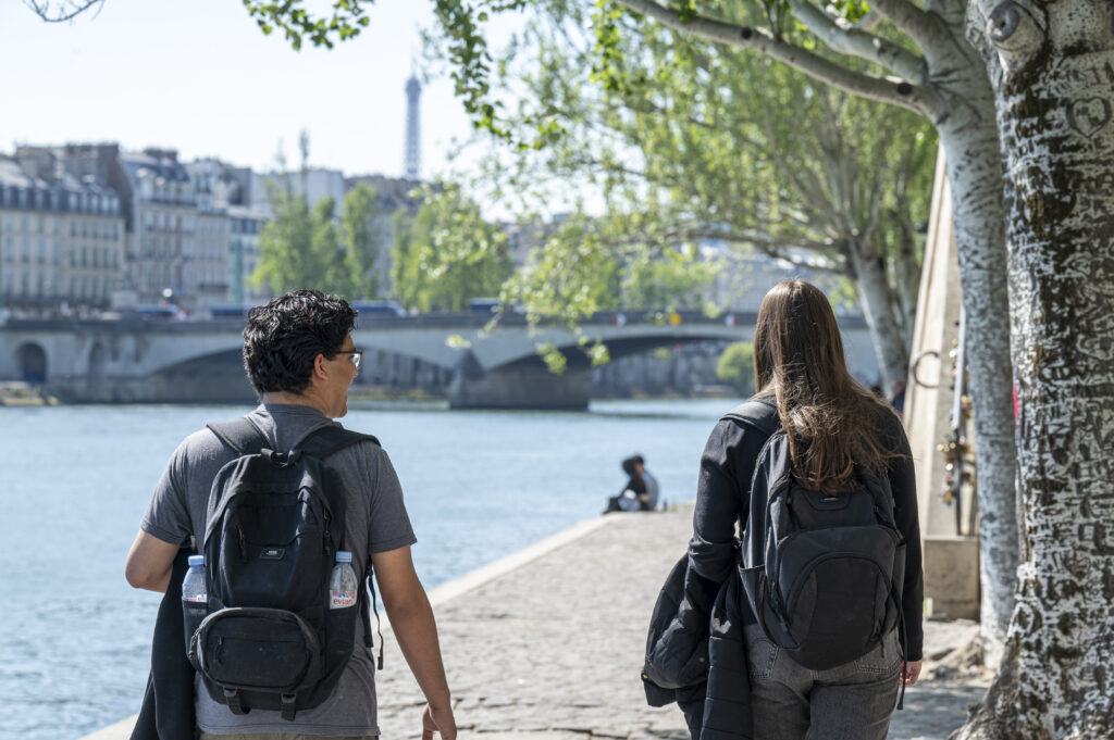 Paris, la ville lumière, est un lieu idéal pour apprendre le français. Avec son riche patrimoine culturel, son histoire et ses nombreux attraits, la capitale française offre aux étudiants internationaux un environnement unique pour améliorer leurs compétences linguistiques. Dans cet article, nous vous présenterons des conseils pratiques pour choisir votre quartier, trouver des activités en dehors de votre université, rencontrer des Français et discuter avec d’autres étudiants internationaux.