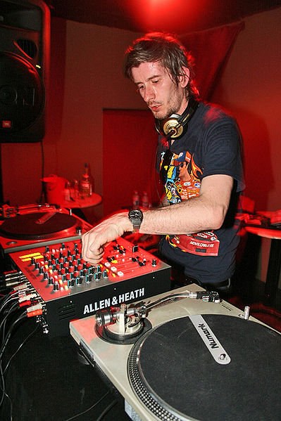 Vincent Belorgey aux platines en 2007, au début du projet Kavinsky