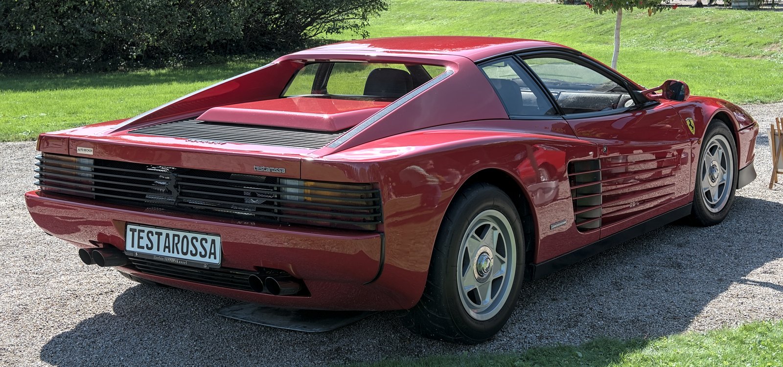 Ferrari Testarossa rouge de trois quarts arrière, la voiture du personnage de Kavinsky